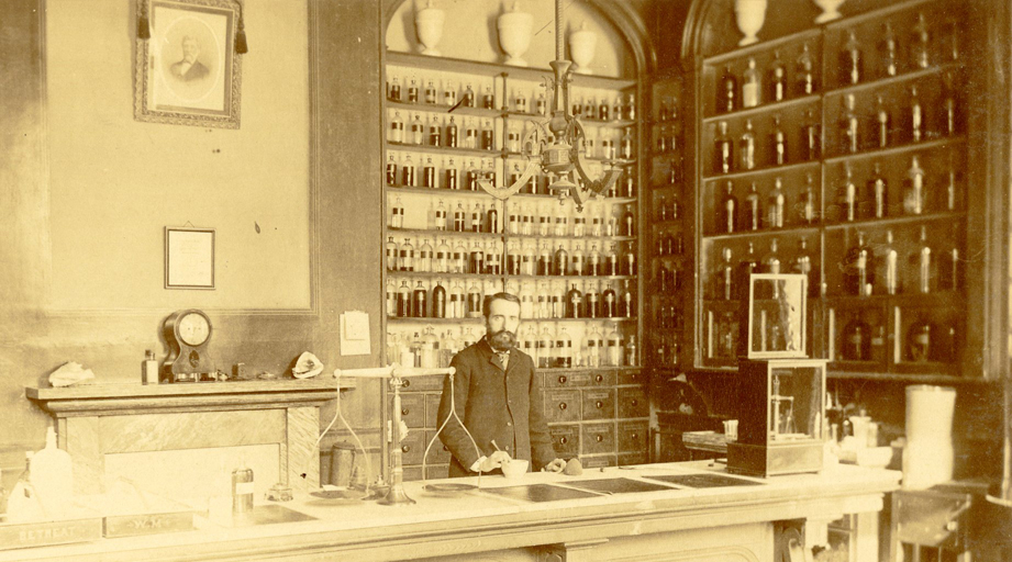 ASHPOfficial's tweet photo. America's 250th anniversary is the perfect moment to look back at where hospital pharmacy began. At the Pennsylvania Hospital in 1752, the nation's first hospital pharmacists — apothecaries — weren't just compounding drugs and administering medications — they were also literally pulling teeth. Learn more in this story at the ASHP News Center: https://t.co/QUMwsad4Yk