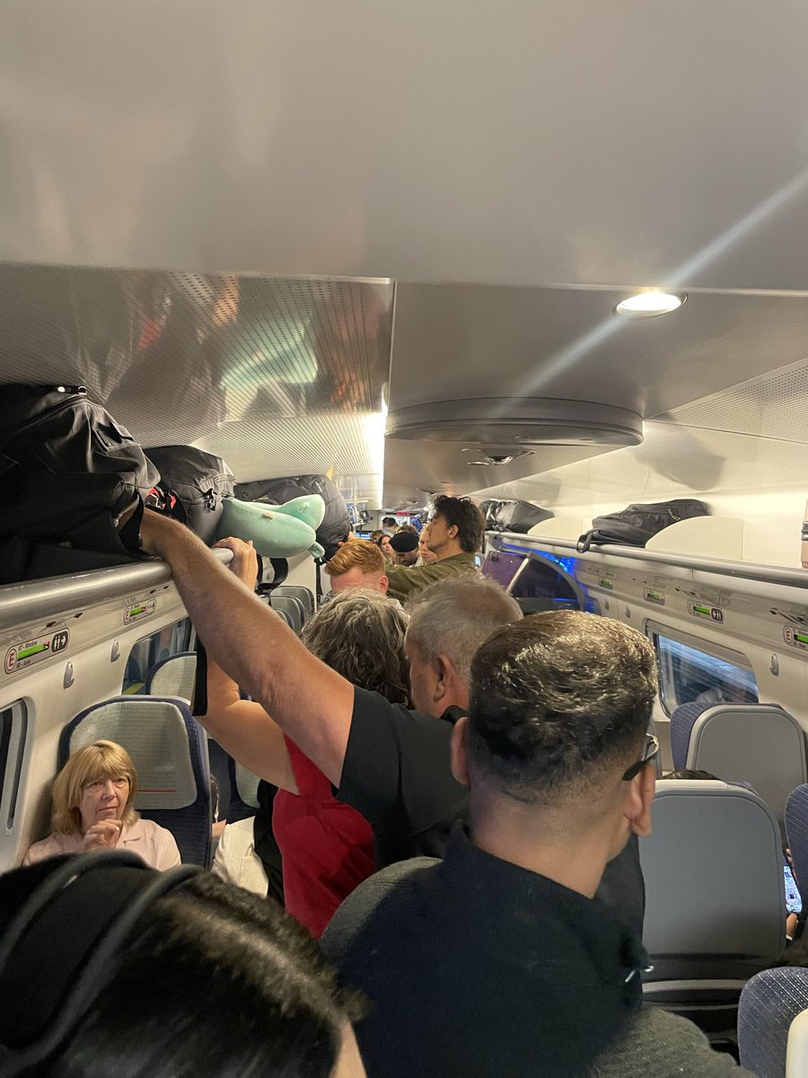 MiloHolland3's tweet photo. @AvantiWestCoast this is how the delayed trains from Birmingham to London look right now. Unacceptable. Get a grip https://t.co/3sC7YEANeO