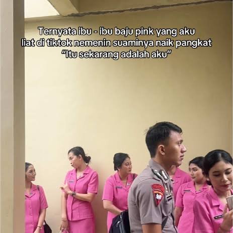 ethraind's tweet photo. Istri Bang Badra ft. status WhatsApp-nya: https://t.co/FT8y2EWANV