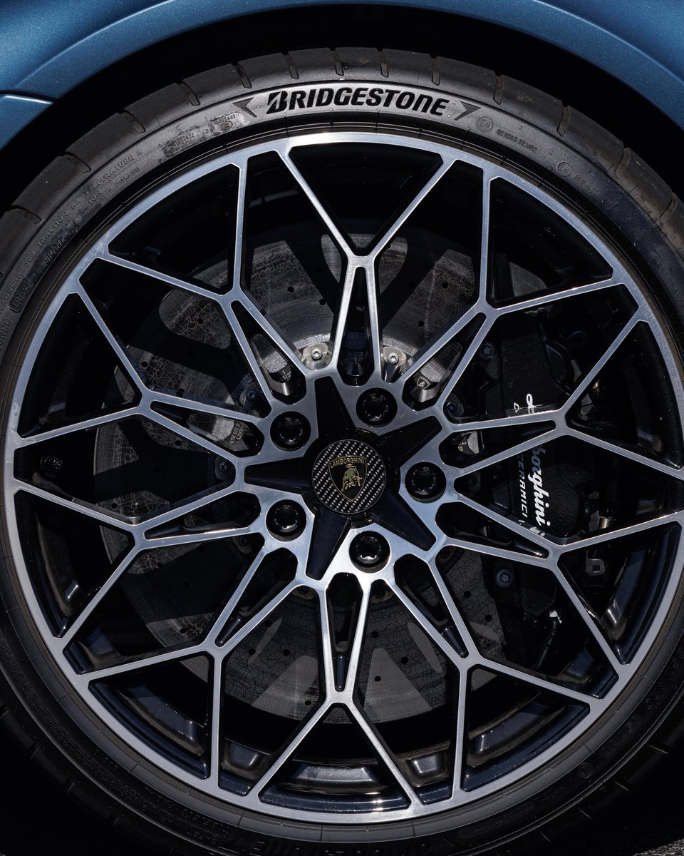 Lamborghini's tweet photo. The road becomes instinct. Every drive becomes emotion. Lamborghini Temerario.

#Lamborghini #Temerario https://t.co/XypiFSgRVe