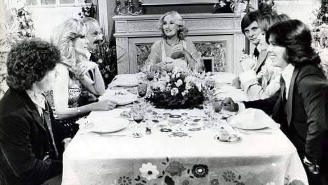 cultura_tango's tweet photo. Mayo de 1979: 

Mirtha almuerza con Diego Maradona, Graciela Alfano, Astor Piazzolla, Claudio Levrino, Thelma Biral y Jairo https://t.co/PeQ1EvoHZA