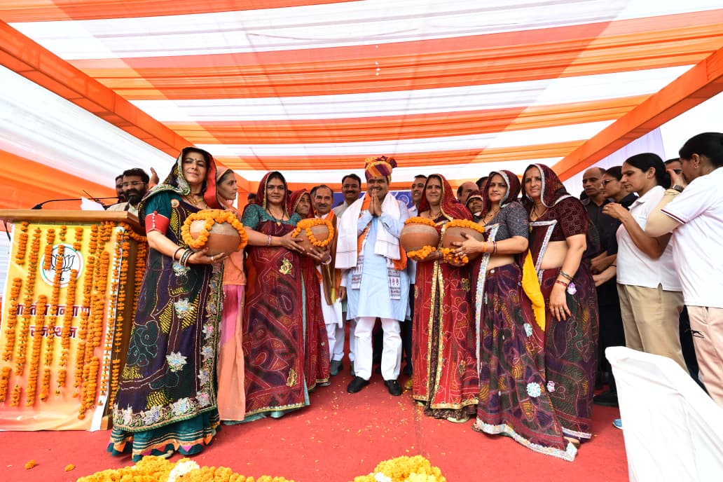 BJP4Rajasthan's tweet photo. माननीय प्रधानमंत्री श्री @narendramodi जी के नेतृत्व में यमुना जल समझौते को मूर्त रूप देकर राजस्थान को जल समृद्ध बनाने के लक्ष्य को प्राप्त करने वाले राजस्थान के यशस्वी मुख्यमंत्री आदरणीय श्री @BhajanlalBjp जी के जयपुर लौटने पर प्रोफेशनल्स (CA, CS, CMA, Advocates) द्वारा माननीय मुख्यमंत्री जी का मुख्यमंत्री निवास, सिविल लाइन्स, जयपुर पर भव्य स्वागत एवं अभिनंदन किया गया।

#आभार_भजनलाल4यमुना_जल