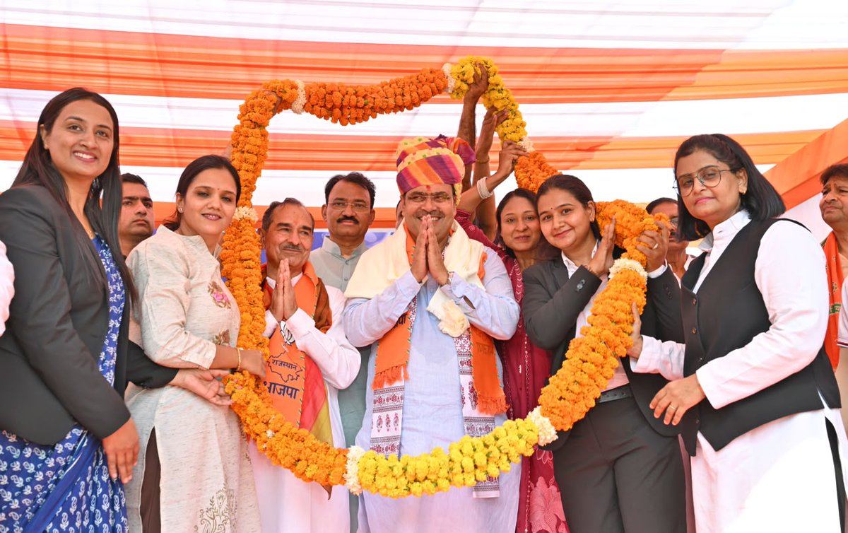 BJP4Rajasthan's tweet photo. माननीय प्रधानमंत्री श्री @narendramodi जी के नेतृत्व में यमुना जल समझौते को मूर्त रूप देकर राजस्थान को जल समृद्ध बनाने के लक्ष्य को प्राप्त करने वाले राजस्थान के यशस्वी मुख्यमंत्री आदरणीय श्री @BhajanlalBjp जी के जयपुर लौटने पर प्रोफेशनल्स (CA, CS, CMA, Advocates) द्वारा माननीय मुख्यमंत्री जी का मुख्यमंत्री निवास, सिविल लाइन्स, जयपुर पर भव्य स्वागत एवं अभिनंदन किया गया।

#आभार_भजनलाल4यमुना_जल