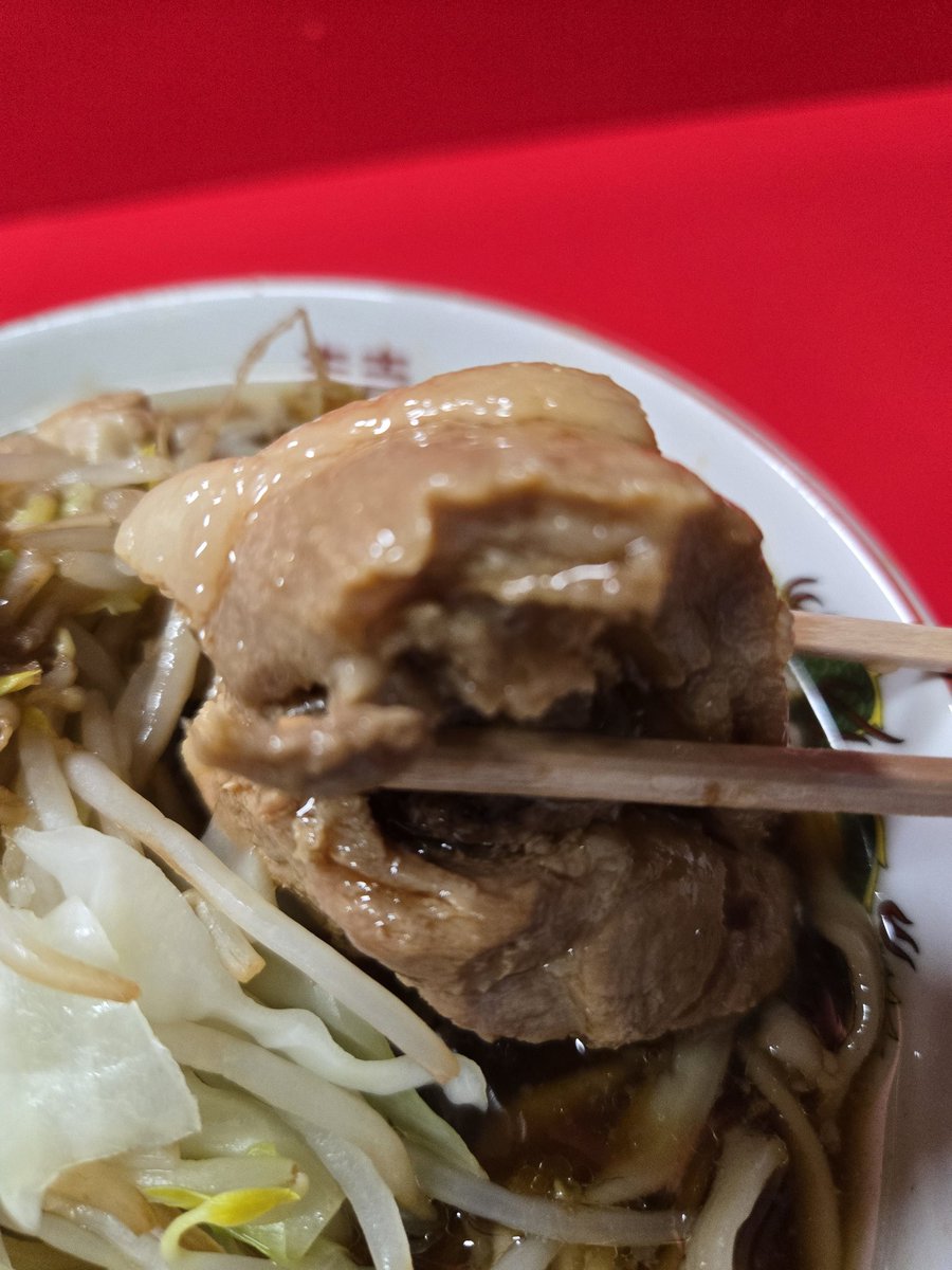 Yuu_1999_'s tweet photo. ラーメン二郎、沖縄店。
初の夜営業で食べてきました😋

ヤサイは品切れで、ニンニクマシ アブラ カラメ。
大満足でした💪 https://t.co/jvUJX1rBHQ