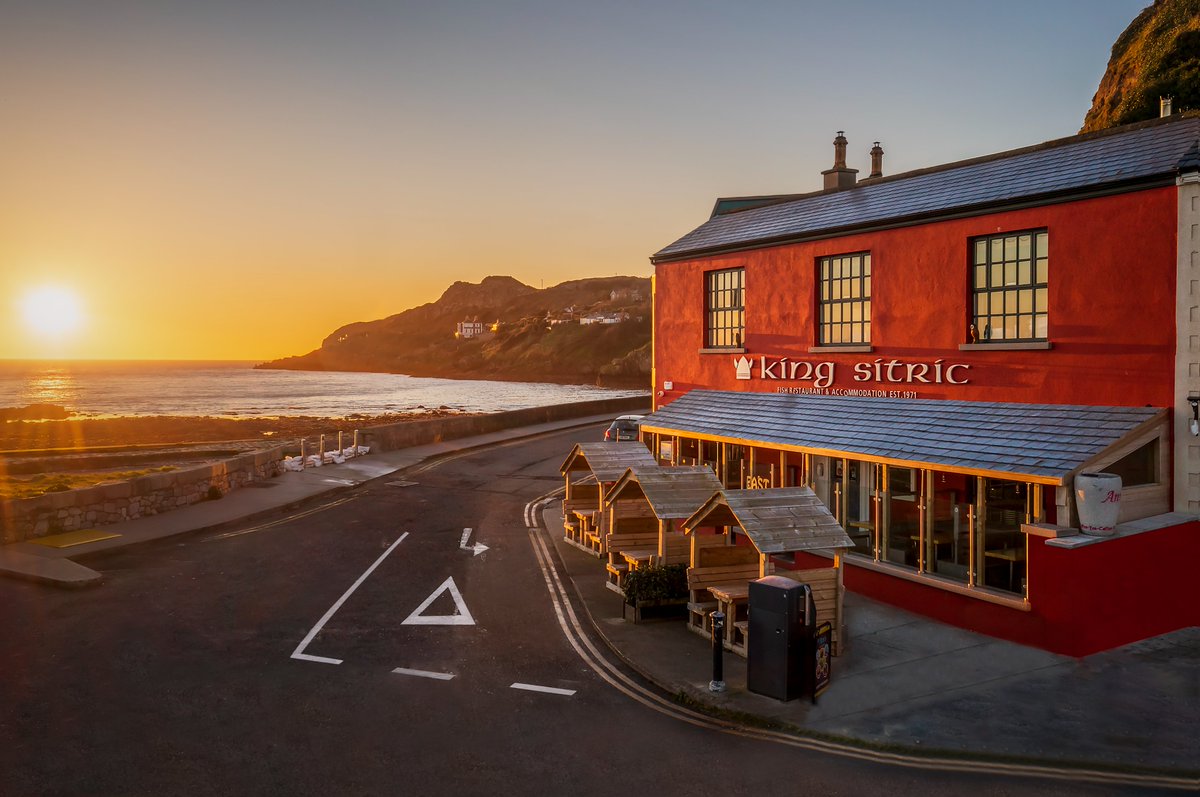 IrelandBlueBook's tweet photo. "Locally caught lobester arrives by bike at this Howth seafood instituion" Calling all seafood lovers, 14 restaurants to visit this summer with the Irish Times.  

Read now: https://t.co/ewfnF2FwHY https://t.co/oaeOvQ1DuF