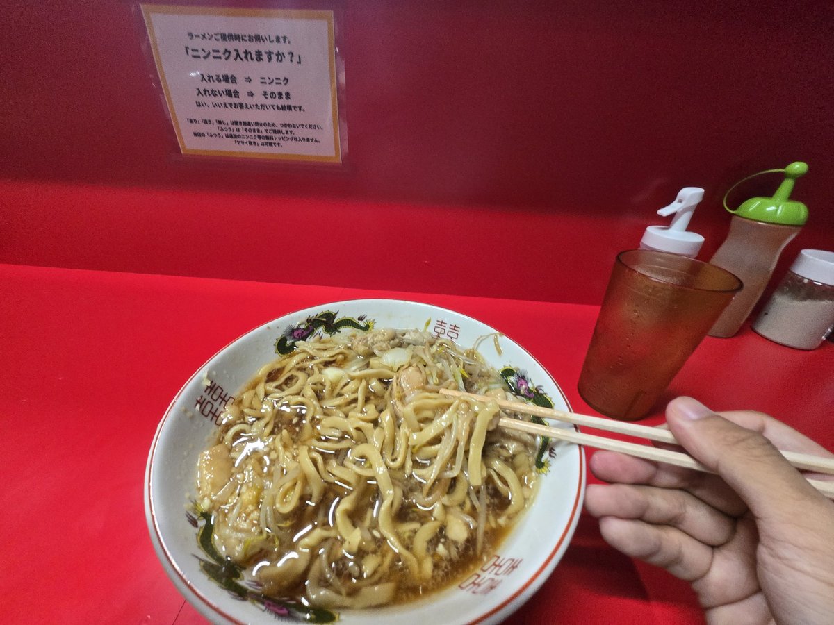 Yuu_1999_'s tweet photo. ラーメン二郎、沖縄店。
初の夜営業で食べてきました😋

ヤサイは品切れで、ニンニクマシ アブラ カラメ。
大満足でした💪 https://t.co/jvUJX1rBHQ