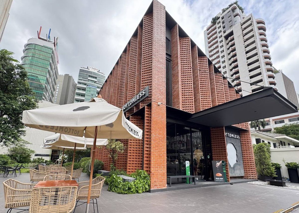 JMCheckin's tweet photo. ตามรอยคุณปณชัย เช็คอินโลเคชั่น รีวิว #GalaxyA57
📌 BOTTOMLESS — Sukhumvit33
👉🏻 7/8 ซ. สุขุมวิท 33 แขวงคลองตันเหนือ เขตวัฒนา กรุงเทพมหานคร 10110
https://t.co/Ap9Hb8voQB
#Junniorrs #จูเนียร์ปณชัย #JMCheckin
#จูเนียร์มาร์ค #Juniormark https://t.co/pmoOQkK8z9