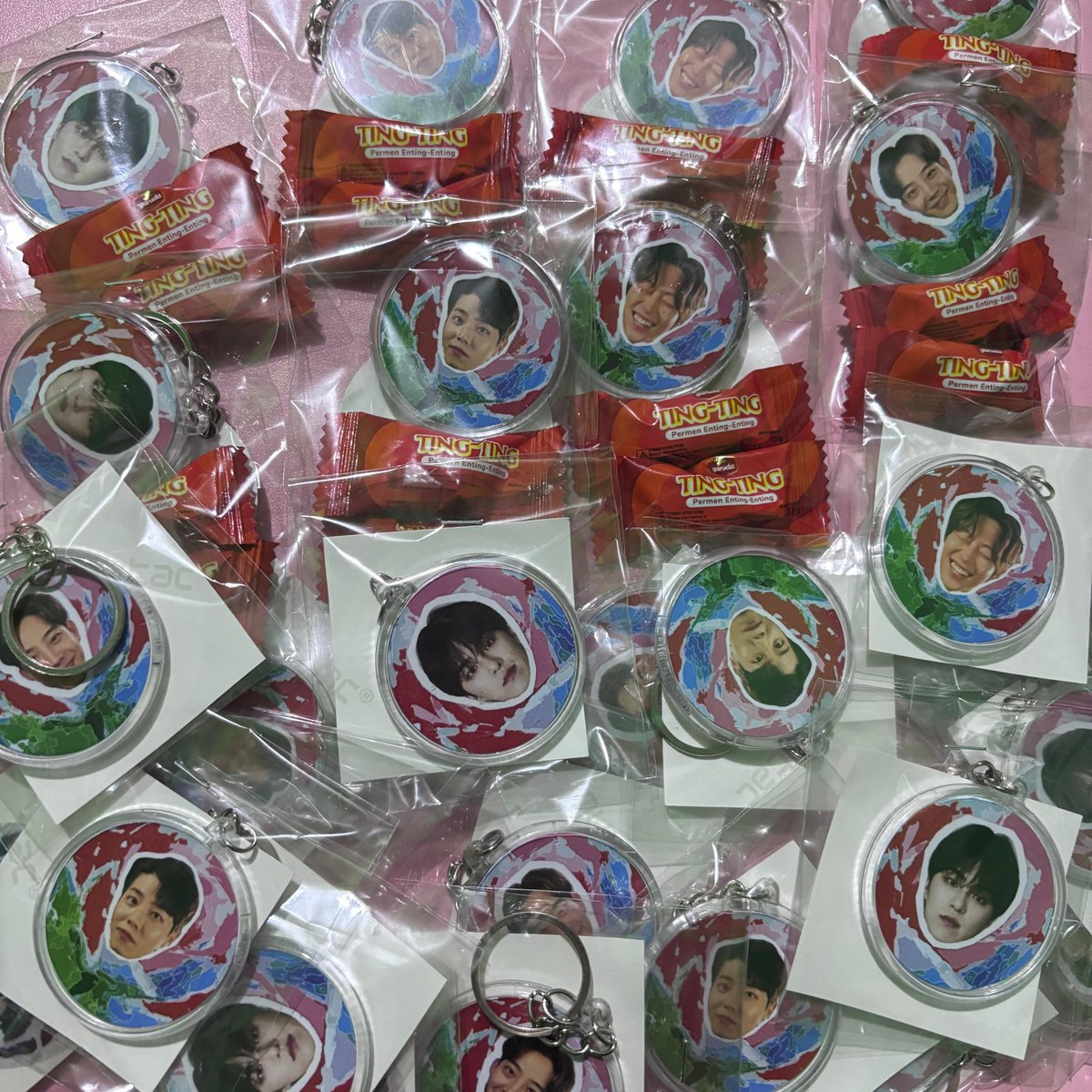 shinyeopilone's tweet photo. 🌹Freebies The Rose at Prambanan Jazz Festival (PJF) 2026 Day 3🌹

Tolong habisin freebies sederhana enih ya broses ✨ https://t.co/v47QAHef5y