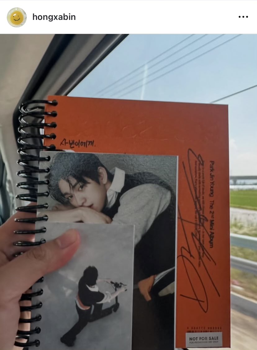 Peachedits922's tweet photo. Actor Hong Xabin showing off Said &amp; Done album signed by Jinyoung “to Xabinnie”
TMI He also liked Jinyoung’s singing on Lee Mujin’s Service along with Jaeha and child actress Cha Taerin (playing the role of child counterpart for Gakyung, 100DOL) https://t.co/JcSn2V5jOG