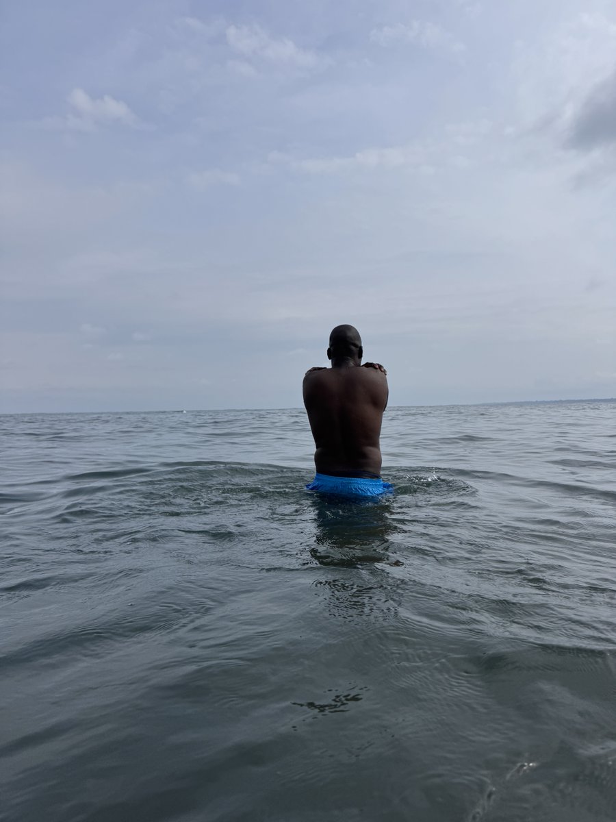 JaneaOfficiel's tweet photo. Je cohabite avec les hommes par courtoisie.
Mais l’eau reste chez moi.

#Siroi #Janea ⚔️🤴🏿🧜🏿🌊 https://t.co/mpxRm2LHBa