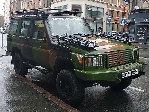 pascalbtr's tweet photo. Tiens, pourquoi en 2016 l'@armeedeTerre a mené SEULE l'achat de 500 #Masstech de @technamm mais que 10 ans plus tard c'est la @DGA qui traite la commande de 300 pick-ups 4x4 ?!🤔
Pourtant, la @Stat_20e_ra et la @MCO_Terre savent TRÈS bien faire ?!🤨
@DG_Armement @Armees_Gouv ?😠 https://t.co/6X7QrTIEOM