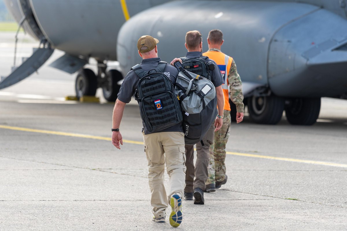 BeAirForce's tweet photo. An🇧🇪🇱🇺 A400M from the 15th Wing Air Transport is supporting a joint #BFAST &amp; @emergencylu  mission to Venezuela, delivering family tents for those affected by the recent earthquake.
✈️ Rapid response, international solidarity.

📷Dupont R. https://t.co/tFuaedCbHo