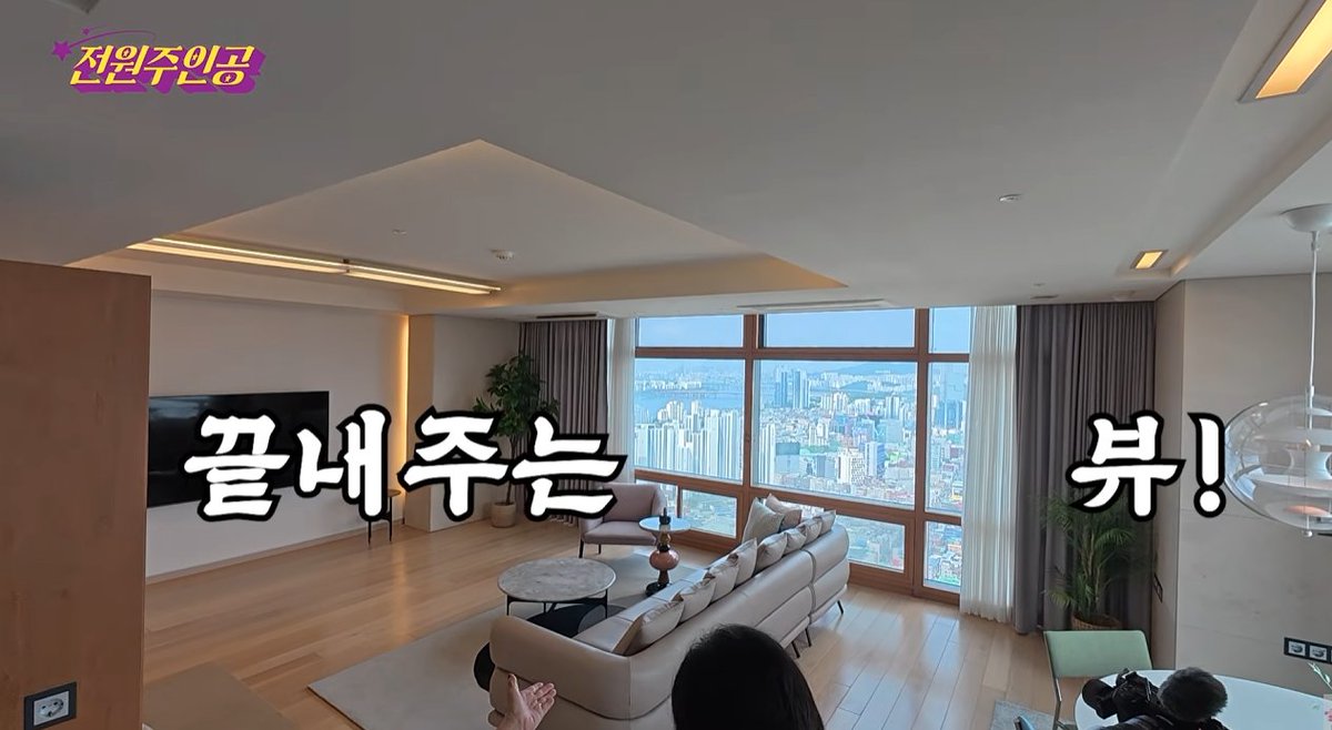 Younglee88's tweet photo. ㅡ 보증금 10억 최고급 실버타운에 입성하는 전원주

전원버핏 전원주가 실버타운에 구경을 갔는데
서울 광진구에 위치한 '더클래식 500'

최고 50층 규모의 초고층 건물인데 전 세대 50평
한강뷰에 스파, 피트니스, 호텔조식 등은 기본
건국대학교 병원과 연계된 메디컬 케어도 포함

우리나라 최고급 실버 타운이라고 보면 될 듯

"540만원 밖에 안 된대"

남은 생을 본인을 위해 쓴다던 전원주의 실버타운
전원주 정도 되어야 가능할 듯 싶다...