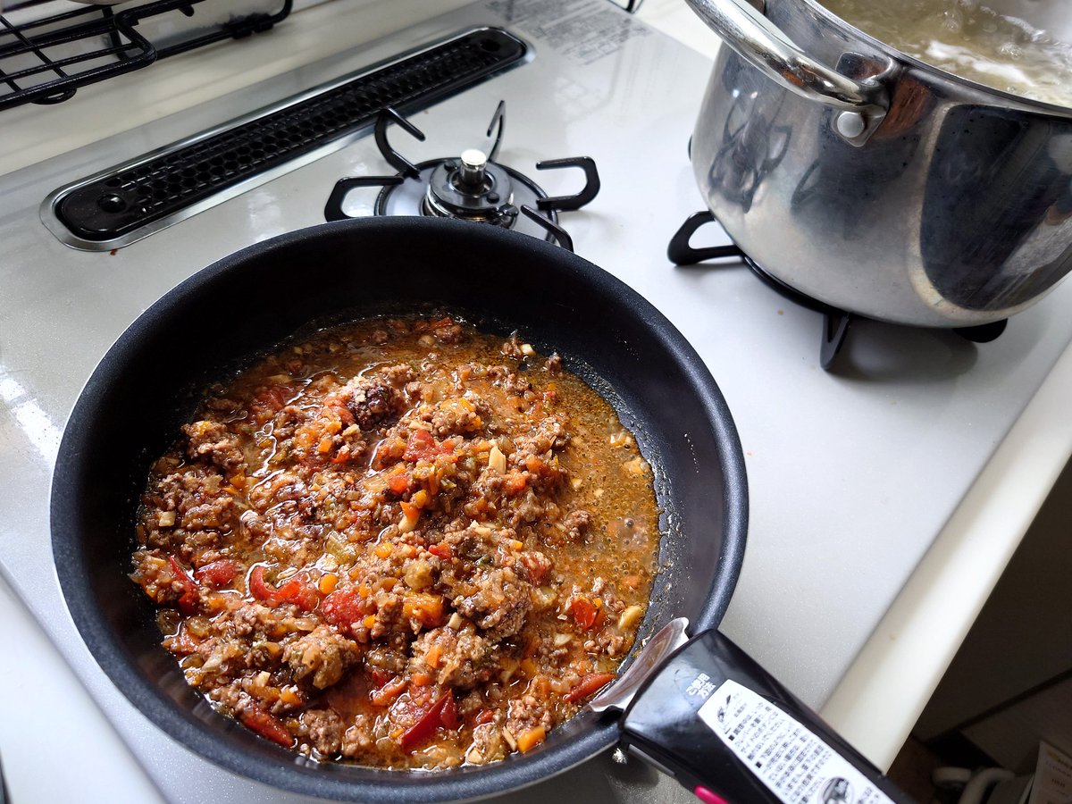 blue5906's tweet photo. ひき肉のラグーソースを仕込み、
茹で塩分濃度0.5〜1%で勝ち確パスタ。
合挽き肉と、カゴメさんラウンドレッドトマト・タマネギ・ニンジン・セロリを使用！
#西友code831
#待ってろ西友
#カゴメC2機関 https://t.co/aExUnC4mms