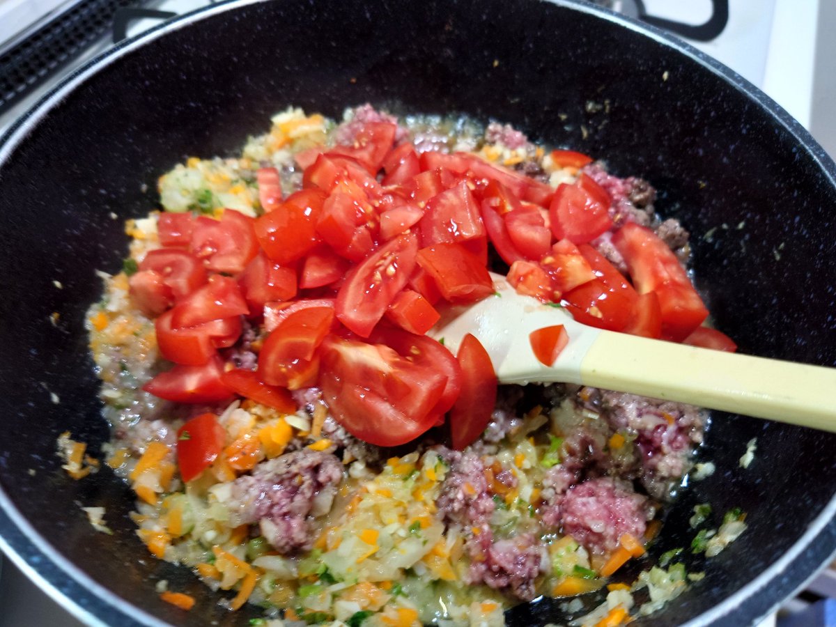 blue5906's tweet photo. ひき肉のラグーソースを仕込み、
茹で塩分濃度0.5〜1%で勝ち確パスタ。
合挽き肉と、カゴメさんラウンドレッドトマト・タマネギ・ニンジン・セロリを使用！
#西友code831
#待ってろ西友
#カゴメC2機関 https://t.co/aExUnC4mms