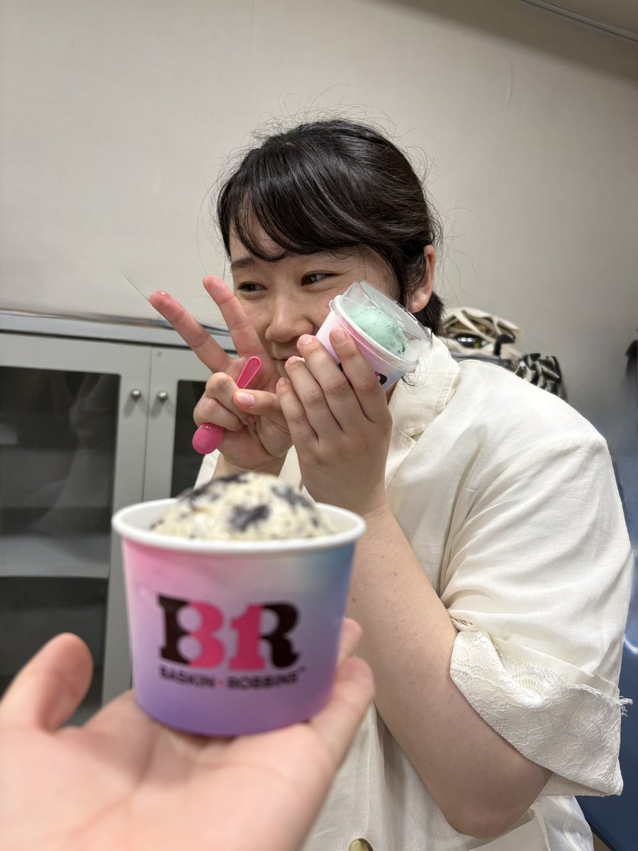 Akyane0902's tweet photo. 差し入れアイスいただきました🍨
夏チームは作品の雰囲気をつかむために稽古前に公園に！
蚊が飛びまくっていて、どれだけ刺されたか勝負を開始するという…勝っても嬉しくないよって🤣

愉快な私達のお送りする #シャランラSS のチケットはこちらから↓
https://t.co/O3H43ZBZpC https://t.co/z7wHNi7h6p