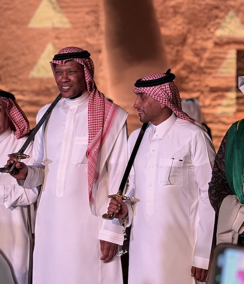 DahamX1's tweet photo. 🎤 محمد الدعيع:

لا يوجد حارس مرمى بارز في هذه النسخة من كأس العالم 

لم أرى أي حارس مستواه ملفت والدليل هو عدد الأهداف التي سُجلت من خارج منطقة الجزاء 

لا يوجد أحد يمسك بالكرة أو يتصدى لها بشكل صحيح https://t.co/zOtDcrQsrR