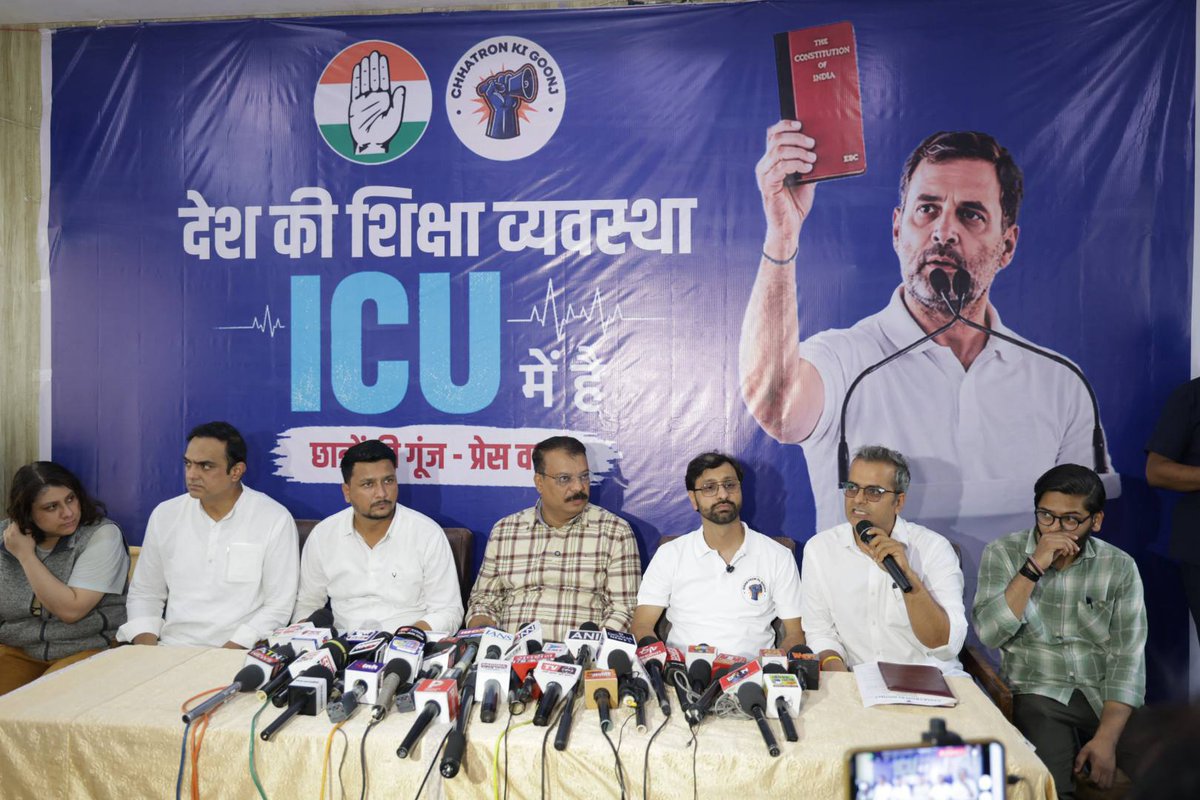 INCMP's tweet photo. नेता प्रतिपक्ष श्री राहुल गांधी जी के नेतृत्व में चल रहे भारतीय राष्ट्रीय कांग्रेस के राष्ट्रव्यापी अभियान "छात्रों की गूंज" के तहत, NEET-UG पेपर लीक और मध्यप्रदेश भर्ती परीक्षा व्यवस्था की बदहाली पर आज भोपाल में नेता प्रतिपक्ष श्री उमंग सिंघार जी एवं अभियान के भोपाल संयोजक श्री अंशुल त्रिवेदी जी ने पत्रकार वार्ता कर केंद्र व मध्यप्रदेश सरकार की भ्रष्ट व्यवस्था पर सवाल उठाए।  

इस दौरान NSUI के प्रदेश अध्यक्ष आशुतोष चौकसे जी, जिला शहर अध्यक्ष प्रवीण सक्सेना जी, पूर्व प्रवक्ता श्री आनंद जाट जी सहित नेतागण उपस्थित रहे।