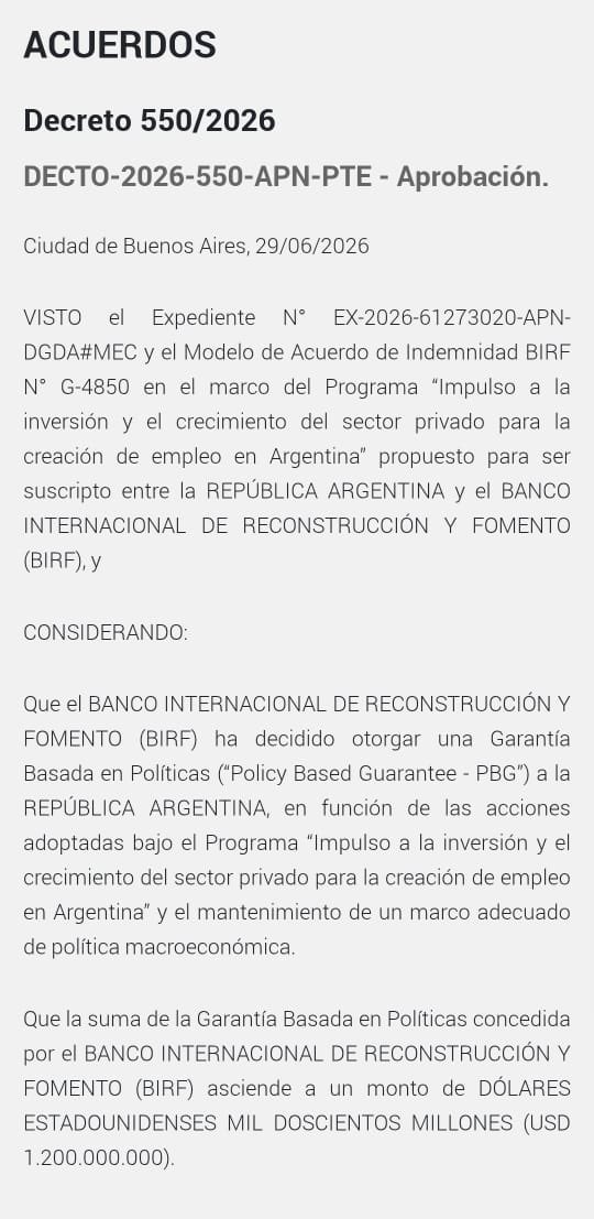 puellaok's tweet photo. Ya perdí la cuenta de cuántos decretos vamos, pero el de hoy es un resumen perfecto de esta gestión. Entre Santilli, Adorni, el mundial y el ruido constante,  meten dos decretos por 1.750 millones de USD en garantías con el BID y el BIRF para seguir pidiendo plata.
La táctica diaria, humo para tapar que siguen hipotecándonos. Le cambian el nombre al instrumento, pero es deuda. Operan igual que como llegaron, con mentiras y marketing. 👇