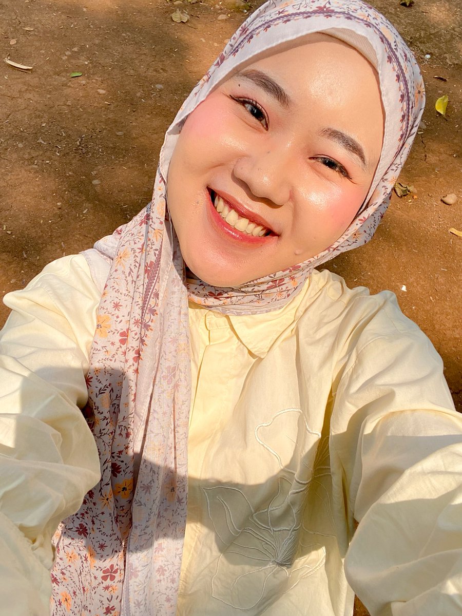 riskyrizukii's tweet photo. Suka banget sama ombre lips yang aku pake hari ini, warna nyaa bikin keliatan seger 🍒🍊 https://t.co/GLZwVCWAZs