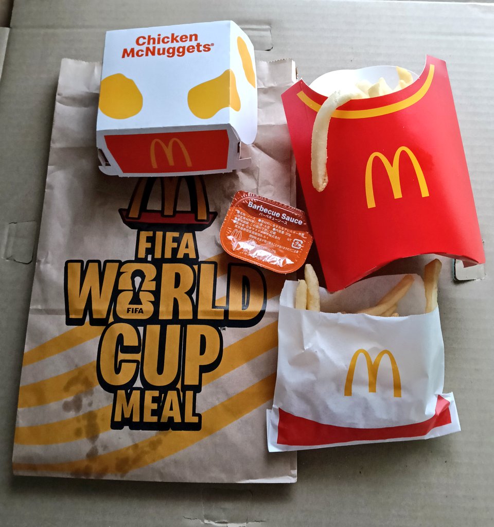 MSKocco's tweet photo. ポテトLと引換えてきた
マクドの店頭にユニフォームが飾ってあったけど、もはや負け犬の遠吠えの感が…(←非国民モード) https://t.co/5eLMYz5kTu