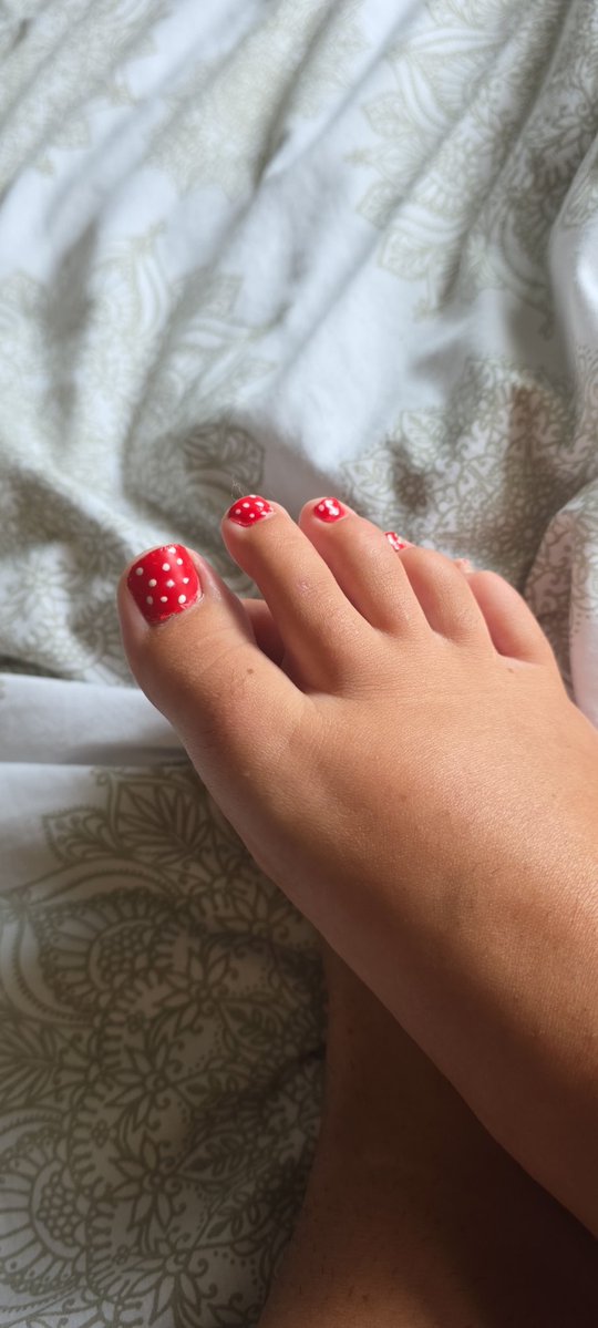 SSkylergrey's tweet photo. Who wants to pay for a fresh pedicure for me!?❤️chipped my lil pinky so she needs new fresh paint xxxx #feetfetısh #feetworshi̇p #findomsatay #paypig #money https://t.co/g2cKsxiXij