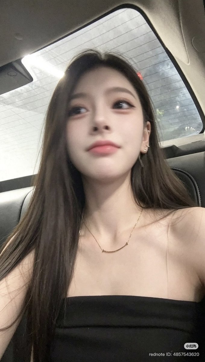 hongmeinu_china's tweet photo. 下アングルから撮っても爆美女なワンホンちゃん

普通の人なら大事故になるこの角度で、なんでこんなに綺麗で可愛いままなの……？死角がなさすぎて本当に異次元🥲 https://t.co/OXnNsnCeFj