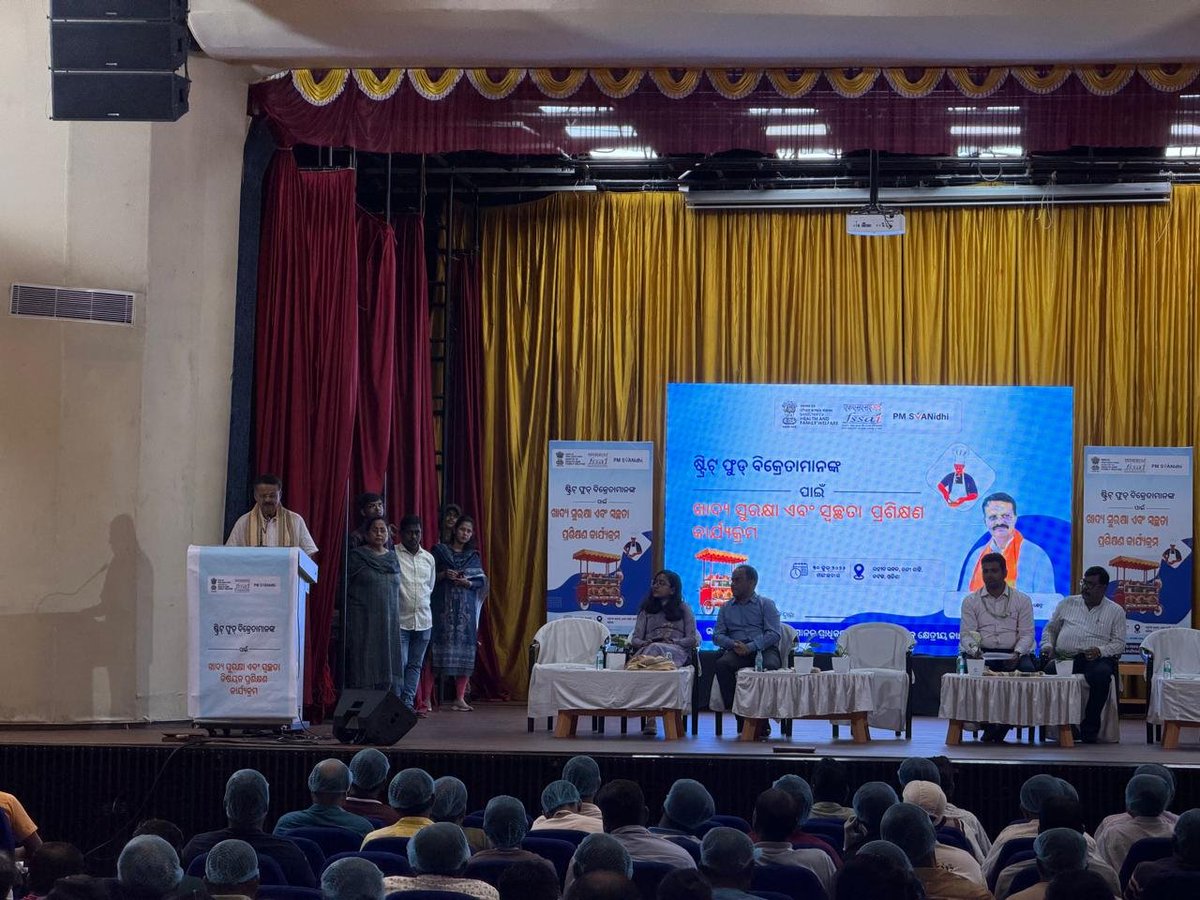 Kataka_MC's tweet photo. Around 500 street food vendors participated in the Food Safety &amp; Hygiene Training &amp; Awareness Programme organized by FSSAI ERO Kolkata in collaboration with SUDA Odisha and Kataka Municipal Corporation (KMC).

#FoodSafety #StreetFood #Swachhta #Kataka #KMC #FSSAI https://t.co/1j0D6LbsBa