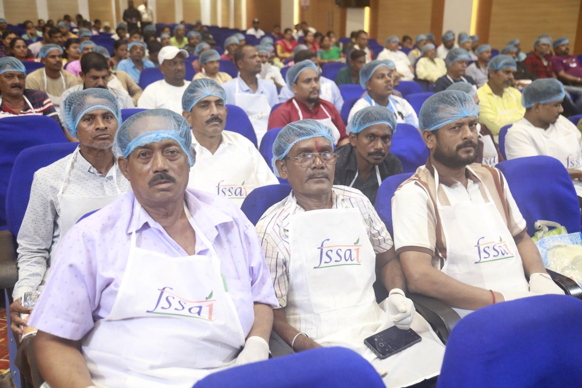 Kataka_MC's tweet photo. Around 500 street food vendors participated in the Food Safety &amp; Hygiene Training &amp; Awareness Programme organized by FSSAI ERO Kolkata in collaboration with SUDA Odisha and Kataka Municipal Corporation (KMC).

#FoodSafety #StreetFood #Swachhta #Kataka #KMC #FSSAI https://t.co/1j0D6LbsBa