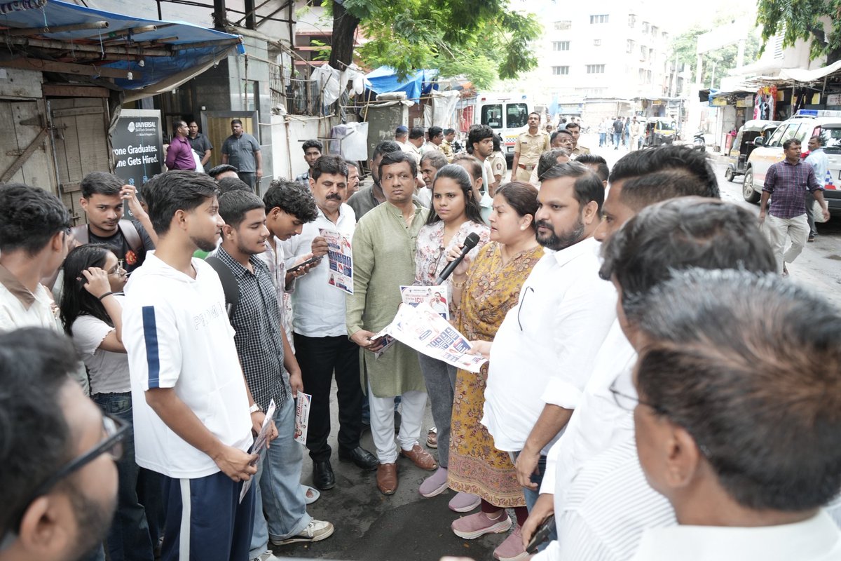 INCBhavna's tweet photo. आज ‘छात्रों की गूंज’ अभियान मुंबई के सराफ कॉलेज पहुँचा, जहाँ बड़ी संख्या में छात्र-छात्राओं ने उत्साह के साथ भाग लिया और शिक्षा व रोजगार से जुड़े मुद्दों पर अपनी आवाज़ बुलंद की।

देश का युवा अब सिर्फ़ सुनने वाला नहीं, सवाल पूछने वाला बनेगा।

परीक्षाओं में अनियमितता, पेपर लीक, वर्षों तक लंबित भर्तियाँ, बढ़ती फीस और शिक्षा के निजीकरण ने लाखों युवाओं के भविष्य को अनिश्चित बना दिया है। अब हर छात्र जवाब चाहता है और हर जिम्मेदार संस्था से जवाबदेही भी।

‘छात्रों की गूंज’ उन युवाओं का साझा मंच है जो मानते हैं कि मेहनत का सम्मान होना चाहिए, अवसर समान होने चाहिए और शिक्षा व्यवस्था पारदर्शी एवं विश्वसनीय होनी चाहिए।

यह कारवां लगातार आगे बढ़ेगा, क्योंकि यह किसी एक कॉलेज का नहीं, बल्कि देश के हर छात्र के अधिकार और भविष्य की लड़ाई है।

छात्र जागे हैं, अब व्यवस्था को भी जागना होगा।

#ChhatronKiGoonj #StudentsFirst #StopPaperLeaks #YouthVoice

@RahulGandhi @kcvenugopalmp @VarshaEGaikwad