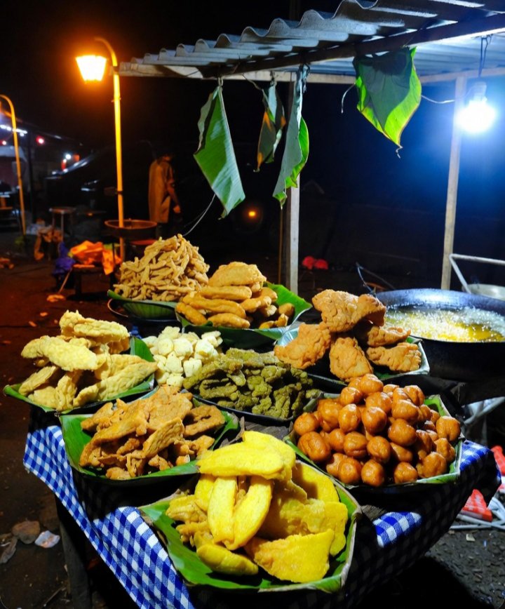 jogstate's tweet photo. Kenapa tepung terigu bisa lebih murah dari beras, padahal 100% impor?

Hai gaes, masih suka mie ayam? Atau street food lain semacam siomay, cilok atau gorengan? 

Mengapa jajanan sejenis itu begitu semarak di Indonesia?

Ya, tak lain dan tak bukan, karena harganya murah! WNI yang mayoritas miskin ini (meski Indonesia sudah 81 tahun merdeka) masih mampu beli!

Mengapa bisa murah? Ya karena bahan bakunya murah. Apa? Tak lain tak bukan, dialah tepung yang paling akrab bagi rakyat jelata: TERIGU!

Berapa harganya? Per kg, eceran sekitar Rp 11.000. Jauh lebih murah dari beras (medium) yakni Rp 15.000, apalagi tepung beras yang bisa Rp 20.000.

Loh, mengapa bisa murah? Bukankah gandum 100% impor sementara beras kita sudah swasembada?

Itulah soalnya.

#literasipertanian #swasembada #agroindustri
Ilustrasi AI
