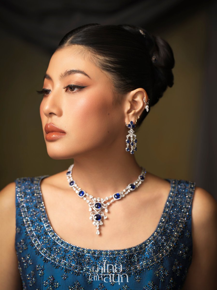 mononewsth's tweet photo. "เจ้าฟ้าสิริวัณณวรีฯ" ทรงฉลองพระองค์ชุดไทยดุสิต เสด็จฯร่วมงานถวายพระกระยาหารค่ำ ณ พระราชวังเอลีเซ

วันที่ 29 มิถุนายน 2569 สมเด็จพระเจ้าลูกเธอ เจ้าฟ้าสิริวัณณวรี นารีรัตนราชกัญญา ทรงฉลองพระองค์ชุดไทยดุสิต ในการเสด็จฯ ร่วมงานถวายพระกระยาหารค่ำอย่างเป็นทางการ (State Dinner) ณ พระราชวังเอลีเซ ซึ่งใช้เป็นทำเนียบประธานาธิบดีแห่งสาธารณรัฐฝรั่งเศสมาตั้งแต่การสถาปนาสาธารณรัฐที่ 2 (พ.ศ. 2391) อาคารประวัติศาสตร์แห่งนี้เดิมเป็นที่พำนักของเคานต์แห่งเอเวรอ (Comte d’Évreux) ปัจจุบันใช้เป็นสถานที่ประกอบรัฐพิธี การประชุมระดับสูง และการต้อนรับประมุขรวมถึงพระราชวงศ์จากทั่วโลก โดยมีประธานาธิบดีฝรั่งเศสและภริยา เป็นเจ้าภาพ

ฉลองพระองค์ชุดไทยดุสิต ในสมเด็จพระเจ้าลูกเธอ เจ้าฟ้าสิริวัณณวรี นารีรัตนราชกัญญา ตัดเย็บด้วยผ้ายกไหมลายแก้วชิงดวงเล็ก ย้อมครามธรรมชาติ จากฝีมือการทอของกลุ่มจันทร์โสมา โดย อาจารย์วีรธรรม ตระกูลเงินไทย ตัดเย็บ และปักประดับอย่างวิจิตรโดยห้องเสื้อ Tirapan โดยศิลปินแห่งชาติ คุณธีรพันธ์ วรรณรัตน์ ด้วยลักษณะเด่นของเสื้อคอกว้างไม่มีแขน กุ๊นขอบคอและปักประดับที่ตัวเสื้อ ผสานผ้านุ่งจีบหน้ามีชายพก ทำให้ชุดไทยดุสิตเป็นหนึ่งในชุดไทยพระราชนิยม สำหรับงานพิธีค่ำและใช้ในงานพระราชพิธีที่กำหนดให้แต่งกายเต็มยศ

แต่งพระพักตร์ โดย คุณภูธดา พรธรรมฉัตร 
แต่งพระเกศา โดย คุณสมพร ธิรินทร์

#MONONews