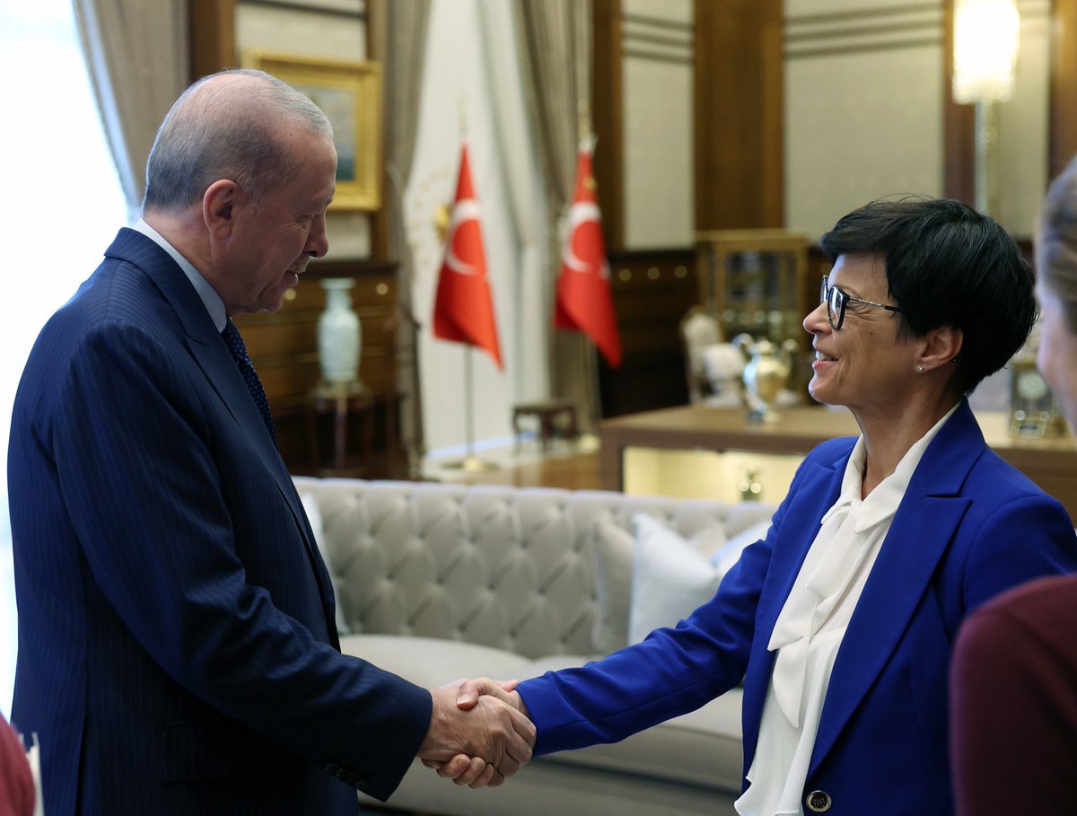 iletisim's tweet photo. Cumhurbaşkanımız Sayın Recep Tayyip Erdoğan, Avrupa Birliği (AB) Dış İlişkiler ve Güvenlik Politikası Yüksek Temsilcisi Kaja Kallas ile beraberindeki AB Komisyonunun Genişlemeden Sorumlu Üyesi Marta Kos ile İçişleri ve Göçten Sorumlu Üyesi Magnus Brunner’i Cumhurbaşkanlığı Külliyesi’nde kabul etti.