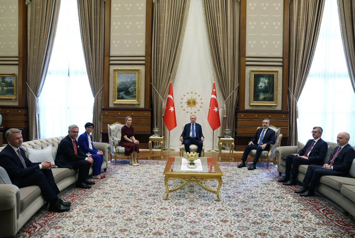 iletisim's tweet photo. Cumhurbaşkanımız Sayın Recep Tayyip Erdoğan, Avrupa Birliği (AB) Dış İlişkiler ve Güvenlik Politikası Yüksek Temsilcisi Kaja Kallas ile beraberindeki AB Komisyonunun Genişlemeden Sorumlu Üyesi Marta Kos ile İçişleri ve Göçten Sorumlu Üyesi Magnus Brunner’i Cumhurbaşkanlığı Külliyesi’nde kabul etti.