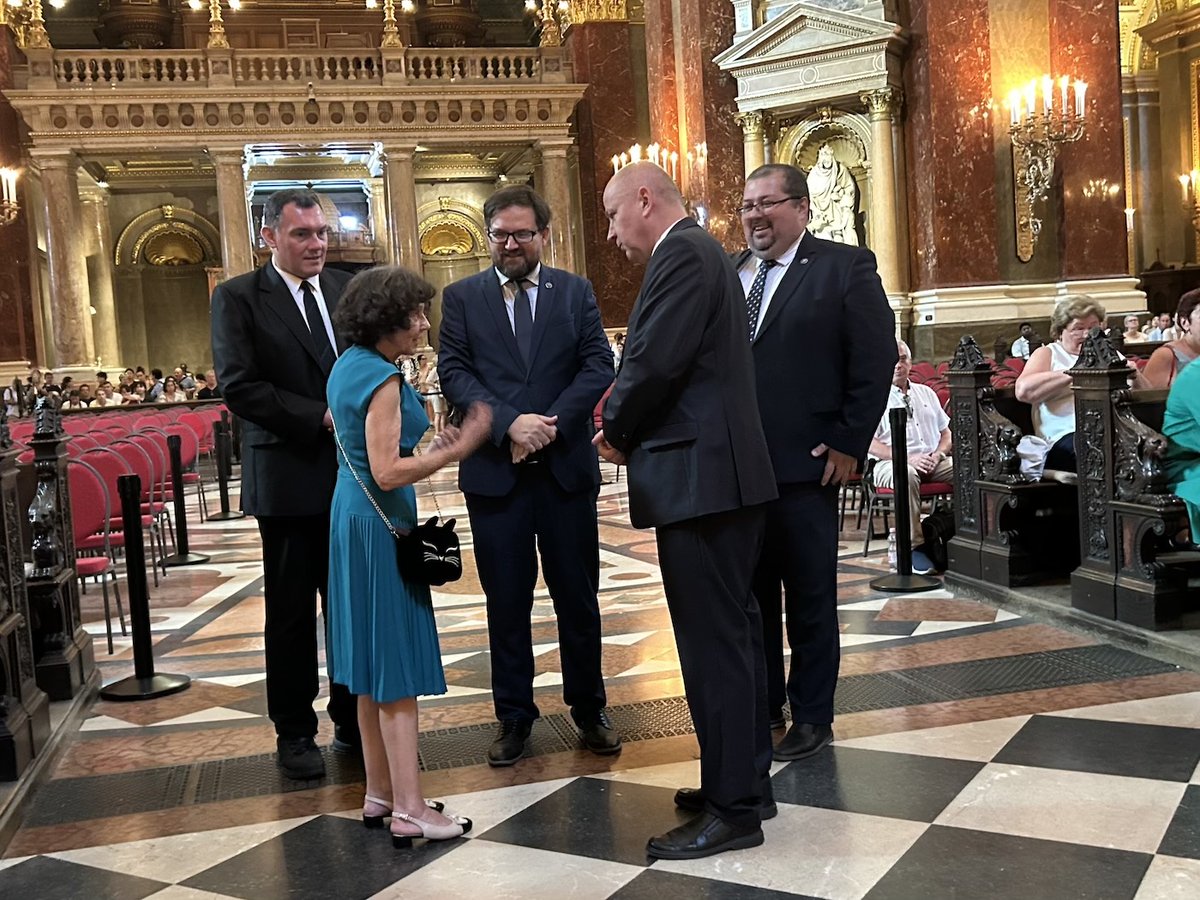 Polska's tweet photo. Dzień Polonii Węgierskiej w Budapeszcie zgromadził przedstawicieli 🇵🇱@PerlRafal z @MSZ_RP 
Występ Orkiestry „Andropol”, Msza Św. w Bazylice św. Stefana oraz przemarsz ulicami miasta przypomniały o polsko-węgierskiej przyjaźni.
@PLinHungary https://t.co/qxhvFjhElX