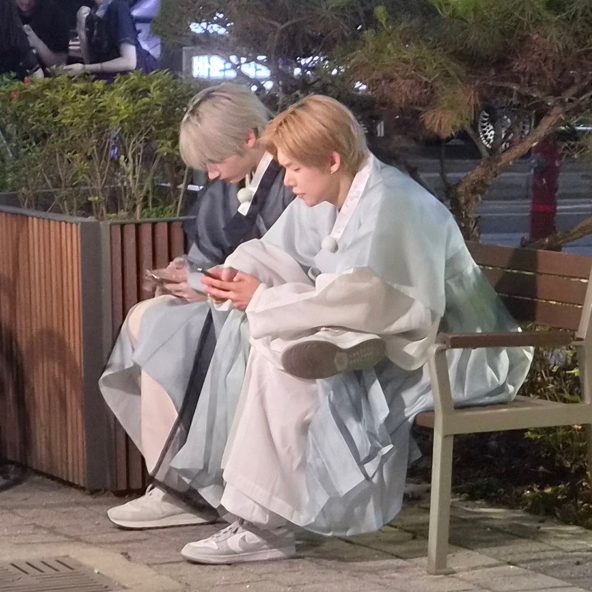 DaDD37yY8btXvFi's tweet photo. 반이상이 염색모라 어디 신세계에서 굴러떨어진 엠지선비들같고 https://t.co/KiB1PgKcgF