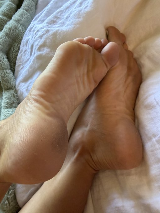 Princess Chelsea - 2 pic. This bitch is so mindfucked for my soles 😵‍💫 https://t.co/NzWubAnhfi