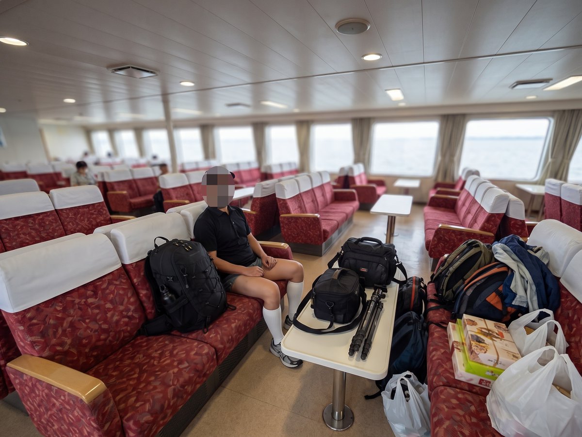 MtChikobe's tweet photo. フェリー🚢
チコベーは荷物番
過去画です
 #半ズボン #ホットパンツ #ハイソックス #ホットパンツおじさん https://t.co/hNolvf9uHU