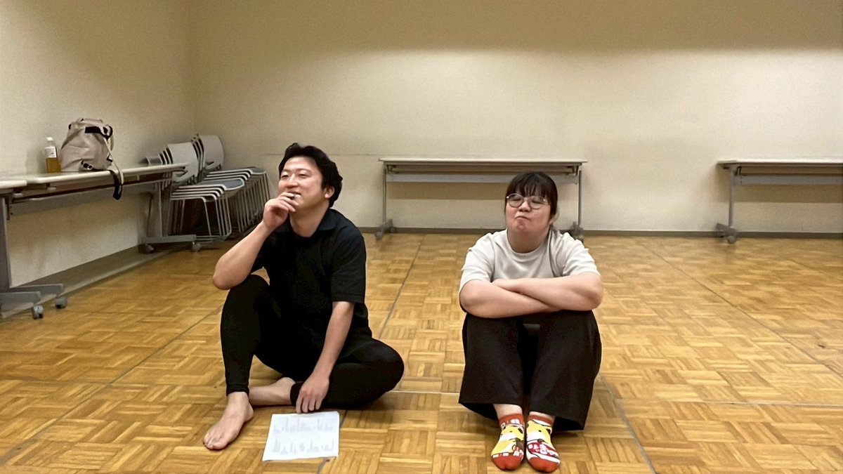 doni_oshi's tweet photo. 【今日の #どにちオシゴト】
ラストシーン、カナと二葉の稽古。
舞台監督の大川さんに、敢えてカナと二葉を交互に演じてもらいました☺️

女性の役だからといって、男性が演じても全く違和感がない。ほんと芝居って面白いし奥が深い！
#フユノアジサイ

【予約フォーム】
https://t.co/dmVvsbC55h https://t.co/5DYZgscMu2