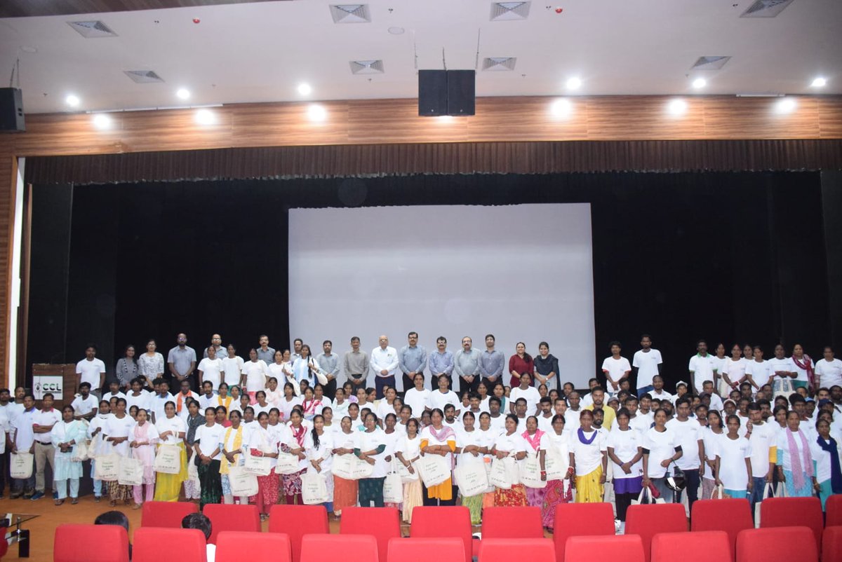 CCLRanchi's tweet photo. “सीसीएल में ‘स्वच्छता पखवाड़ा-2026’ का समापन” 

सेंट्रल कोलफील्ड्स लिमिटेड में 16 जून, 2026 से आयोजित ‘स्वच्छता पखवाड़ा-2026’ का आज दिनांक 30 जून, 2026 को भव्य समारोह आयोजित कर समापन किया गया। सीसीएल मुख्यालय एवं सभी क्षेत्रों में 16 जून को ‘स्वच्छता शपथ’ के साथ प्रारंभ हुए इस अभियान के अंतर्गत स्वच्छता, जन-जागरूकता एवं पर्यावरण संरक्षण से संबंधित अनेक कार्यक्रमों का सफल आयोजन किया गया।

समापन समारोह में सीसीएल के निदेशक (मानव संसाधन) श्री हर्ष नाथ मिश्र एवं निदेशक (तकनीकी/संचालन) श्री चंद्र शेखर तिवारी मुख्य रूप से उपस्थित रहे। इस अवसर पर महाप्रबंधक (सीएसआर एवं एचआरडी), विभागाध्यक्ष (सीसी एवं पीआर) सहित सीसीएल के अन्य अधिकारी एवं बड़ी संख्या में कर्मचारी उपस्थित थे।

समापन समारोह का प्रमुख आकर्षण "मिस्टर लापरवाह" नामक नुक्कड़ नाटक रहा जिसका उद्देश्य “लोगों की लापरवाहीपूर्ण आदतों और सार्वजनिक स्थानों पर कचरा फैलाने की प्रवृत्ति” को रोकना था।

अंत में सीसीएल के सफाई मित्रों एवं स्वच्छता कर्मियों को स्वच्छता किट (कैनवास बैग, टी-शर्ट, ग्लव्स, मास्क, सैनिटाइजर, टिफिन बॉक्स, तौलिया आदि) प्रदान कर सम्मानित किया गया।सम्मानित किया गया।

#CCL #SwachhataPakhwada #SwachhBharat #SustainableGrowth #gogreen #cleanindia

@kishanreddybjp @satishdubeyy @CoalMinistry @CoalIndiaHQ