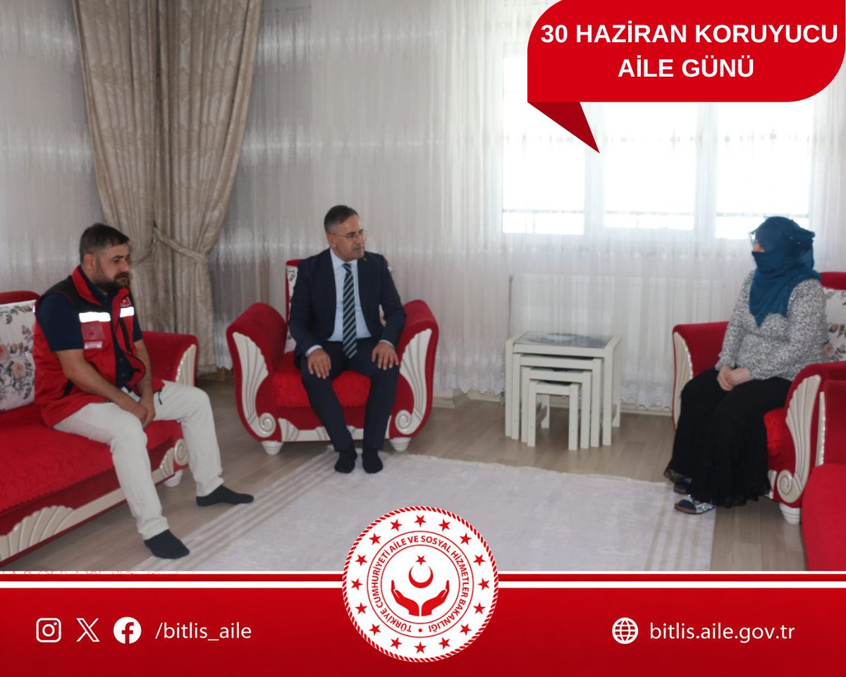 bitlis_aile's tweet photo. 🧡 Koruyucu Aile, Bir Çocuğun Hayatında Yeni Bir Başlangıçtır.

İl Müdürümüz Vefa Akdoğan, çocuğumuza sevgi dolu bir yuva olan koruyucu ailemizi ziyaret etti.

Gerçekleştirilen ziyarette ailemizle samimi bir sohbet edilerek çocuğumuzun gelişimi ve ihtiyaçları hakkında görüş alışverişinde bulunuldu. Bakanımız Sayın Mahinur Özdemir Göktaş'ın selam ve iyi dilekleri koruyucu ailemize iletilirken, koruyucu ailelerimizin çocuklarımızın güvenle büyümesine ve geleceğe umutla hazırlanmasına sunduğu kıymetli katkıya vurgu yapıldı.

Her çocuk; sevgiyle büyüyeceği, şefkatle sarılacağı ve kendini güvende hissedeceği bir aile ortamını hak eder. Koruyucu ailelerimiz, çocuklarımızın hayatına sevgi, güven ve umut katarak onların geleceğine ışık oluyor.

Çocuklarımıza sıcak bir yuva açan, sevgileriyle hayatlarına dokunan tüm koruyucu ailelerimizin 30 Haziran Koruyucu Aile Günü'nü kutluyor, gösterdikleri özveri ve emek için gönülden teşekkür ediyoruz. 💙

📍 Tatvan

#KoruyucuAilem #30HaziranKoruyucuAileGünü
@tcailesosyal @MahinurOzdemir
@BitlisValiligi @LemanYenigunAk @ASHB_COCUK