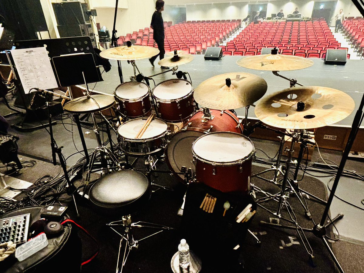 yujinamatame's tweet photo. #純烈 さん浅草公会堂にて
2Days4公演楽しく終了！
今回はファンの皆さまからの投票でセットリストが決まるとのことで大変新鮮で楽しい公演でした☺️
#ZETKI でカバーした「しのび哀」 や、
レコーディングにも参加している「真っ赤な二人」も演奏できて嬉しかったです♪

ありがとうございました！！ https://t.co/FLwbNQgJge