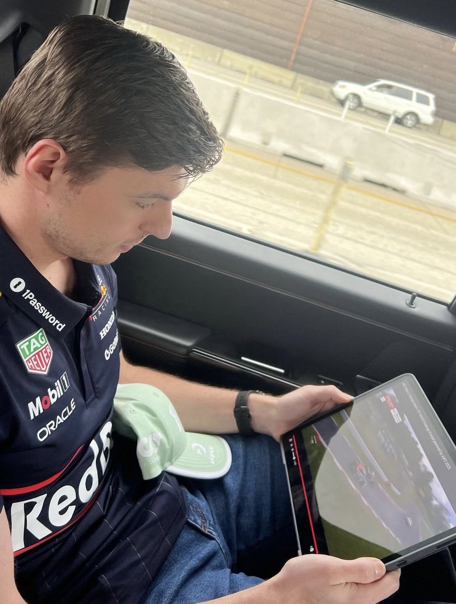 verstawrite's tweet photo. di kepala gw yang nyimut ini ya, florence pugh sama max verstappen tuh kakak adek. selisih umurnya 3 tahun alias kagak beda jauhh.

makanya mereka berdua suka bgt rage baiting each other. tapi yang ujung ujungnya ngalah ya florence karena in her mind “dede tetaplah dede” #SIKAP https://t.co/cm6Fnz2vHO