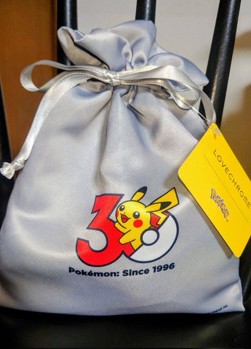 71829kai's tweet photo. ちょっと高価なので諦めてたんですが…
誕生日プレゼントで🎁！
めちゃくちゃ可愛いしきれいだな〜✨
自分の髪には勿体ないな💦
大事に使わなきゃ😌
＃Birthdayはあと少し先
＃LOVECHROME
＃ポケモン30周年 https://t.co/YvpJz3exrH
