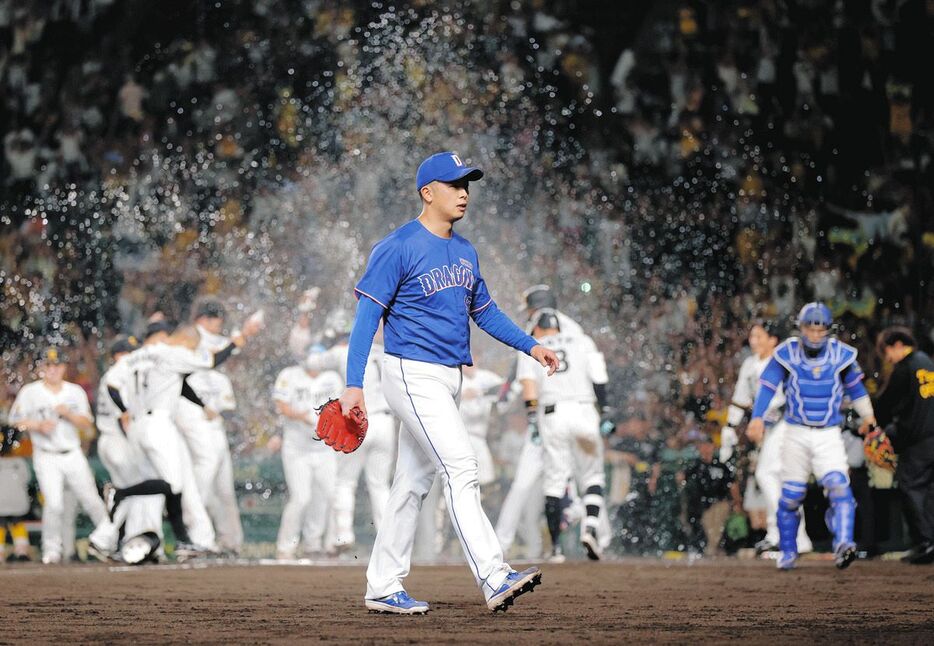 gnomotoke's tweet photo. 中日・井上監督、72試合目での自力V消滅にも「いろいろな意味でそんなことを言える立場ではない」と厳しい表情（中日スポーツ）-Yahoo!ニュース https://t.co/Bi8QETvKd4

中日が9年ぶりの2試合連続サヨナラ負けで、6月で早くも自力優勝の可能性が消滅した。 https://t.co/Z9W2sSZamw