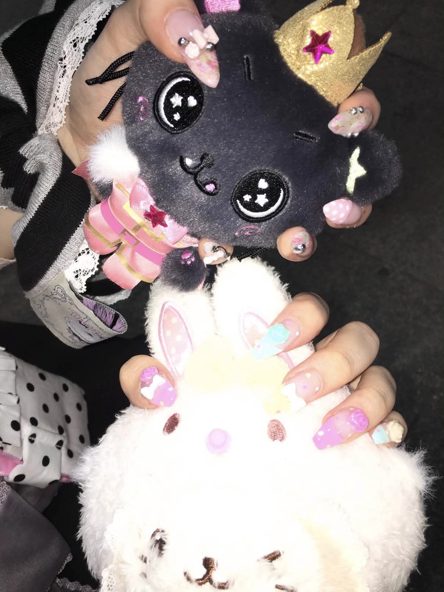 cccany0o's tweet photo. 우리 손톱 짱예쁨…👸🏻💕💅🏻 https://t.co/zSsthbuyTu