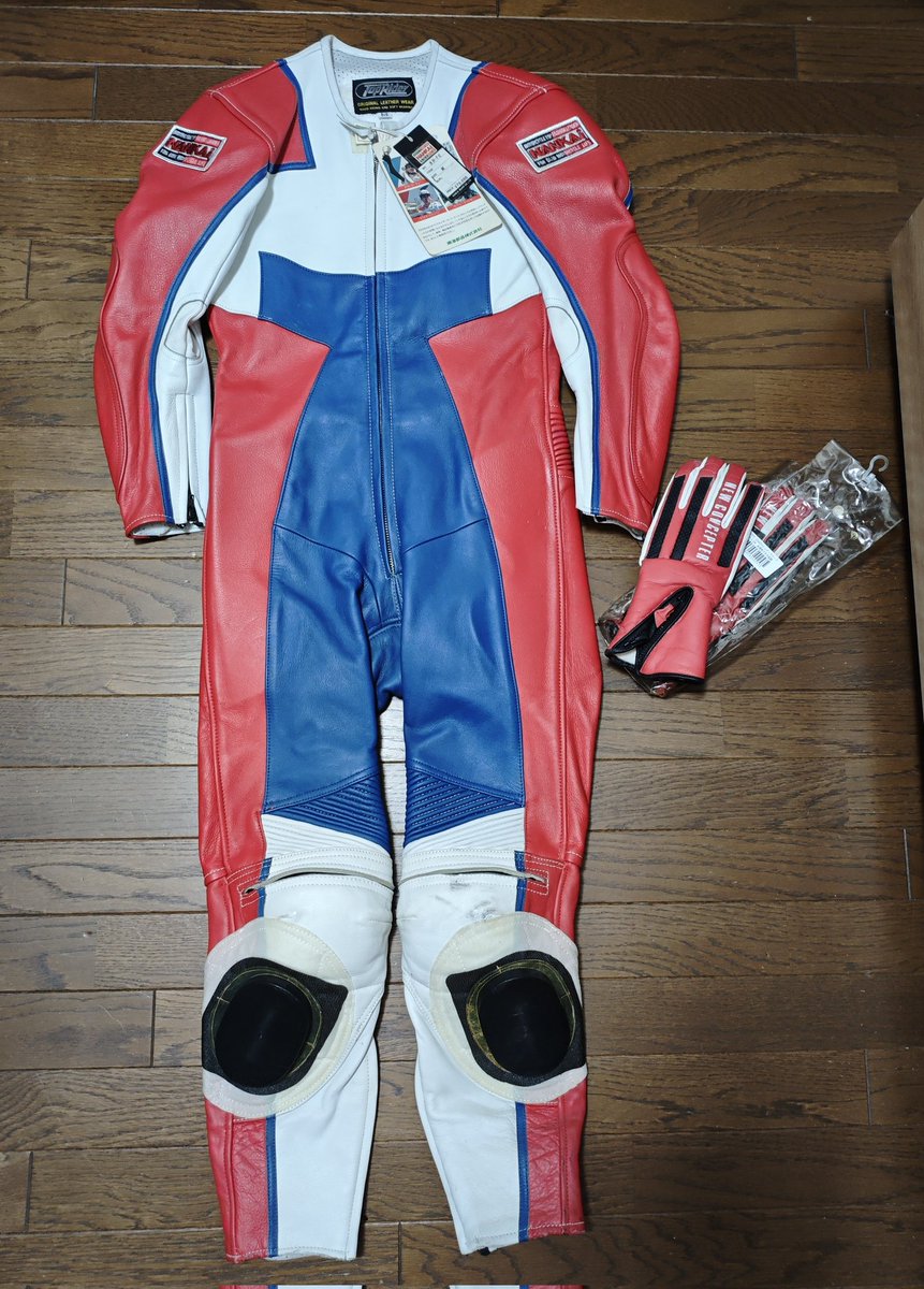erg41896's tweet photo. ヤバイどうしよ…ガチでやらかした……
トリコロールカラーの当時物ツナギ買ってしまった……
もう会社も懲戒なるし刑務所入んのもほぼ確定やん…… https://t.co/pAK2l0w1sD