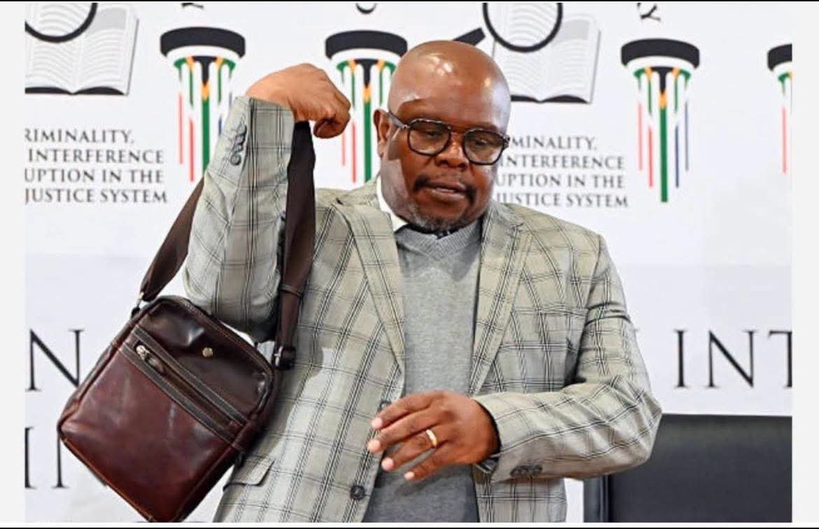 SMutlaneng's tweet photo. 😂🔥🔥🔥He really took his bag and Vacated for good 😂🔥🔥🔥 https://t.co/LvYS32z6BL