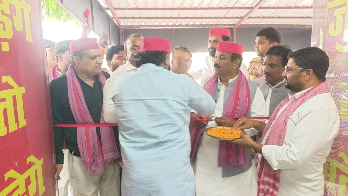 palshyamLalsp's tweet photo. जनपद लखनऊ की बीकेटी विधानसभा में श्री यशवीर लोधी जी द्वारा PDA जननायक माननीय राष्ट्रीय अध्यक्ष श्री अखिलेश यादव जी के जन्मदिवस की पूर्व संध्या पर आयोजित विशाल भंडारे, विधानसभा कार्यालय के उद्घाटन एवं केक काटकर जन्मदिवस समारोह में सम्मिलित होकर सभी साथियों को शुभकामनाएँ प्रेषित कीं।