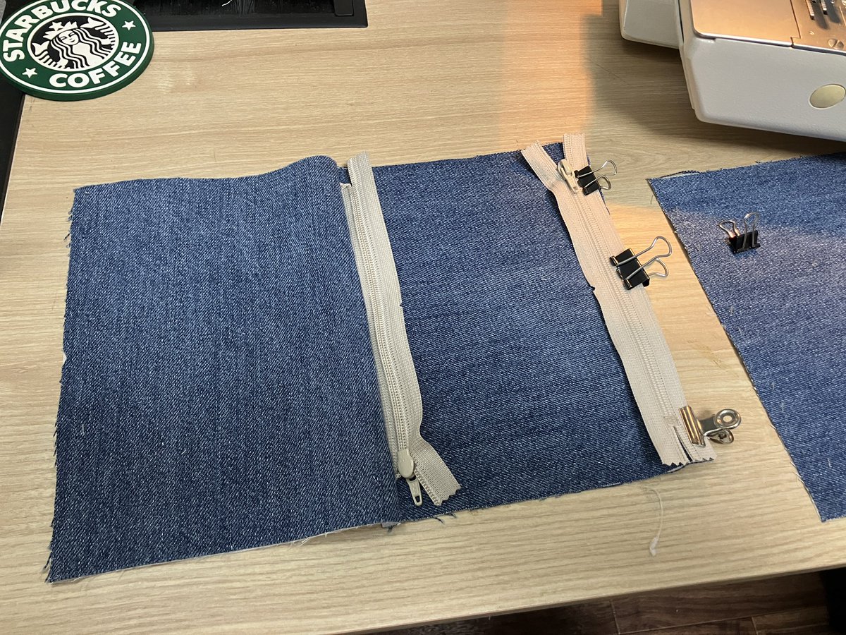 hoppe_craftlab's tweet photo. ツーフェイスフラットポーチ試作中🧵

頭の中だけじゃ組み立てが見えなかったので、
とりあえず手を動かしてみる🔨

こういう試行錯誤が一番勉強になる💡 https://t.co/nxd0MpXnwl